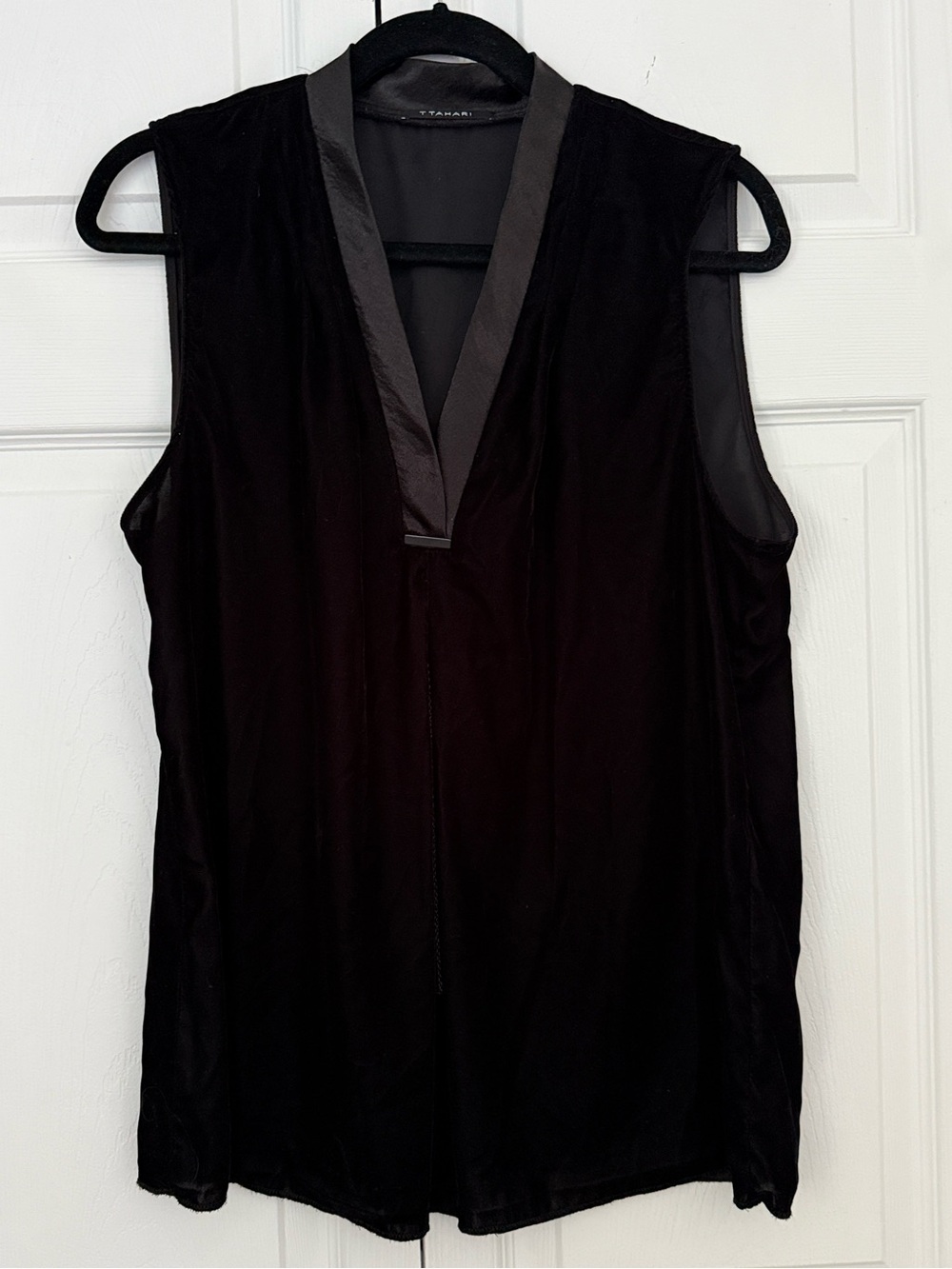 T Tahari Velvet Black Sleeveless V-Neck Chain Detail Top Camisole Blouse size L